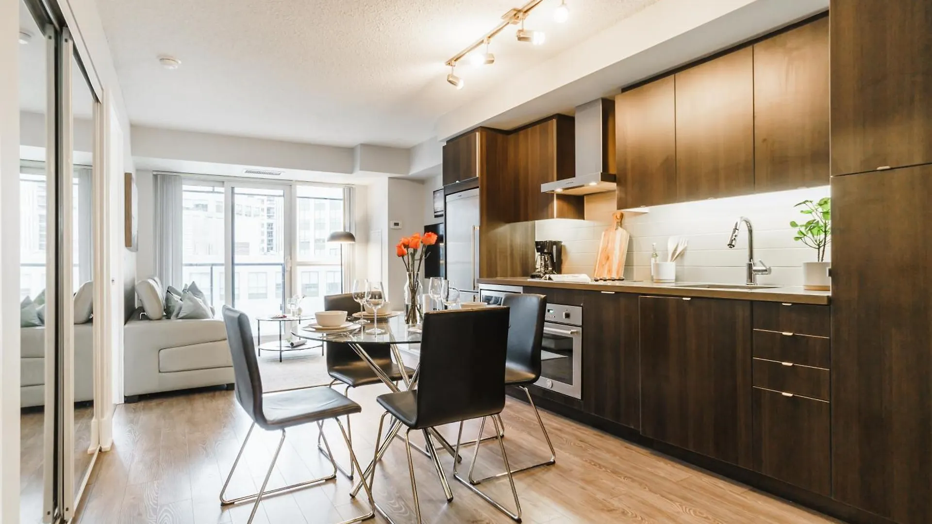 300 Front Suites Toronto 0*,  Kanada
