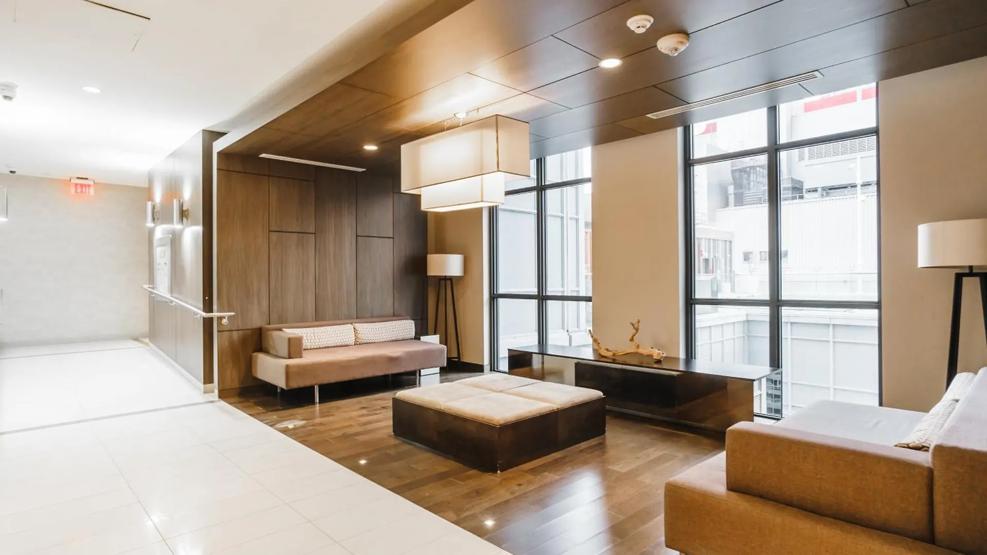 300 Front Suites Toronto Hotel