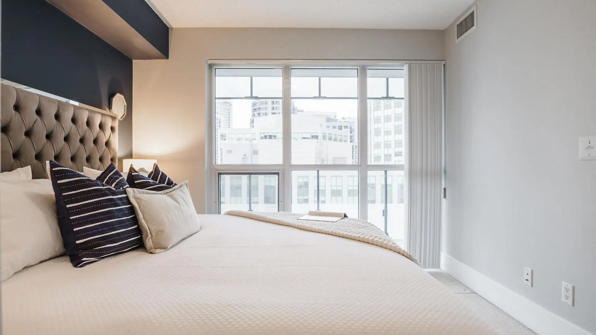 Hotel 300 Front Suites Toronto Kanada